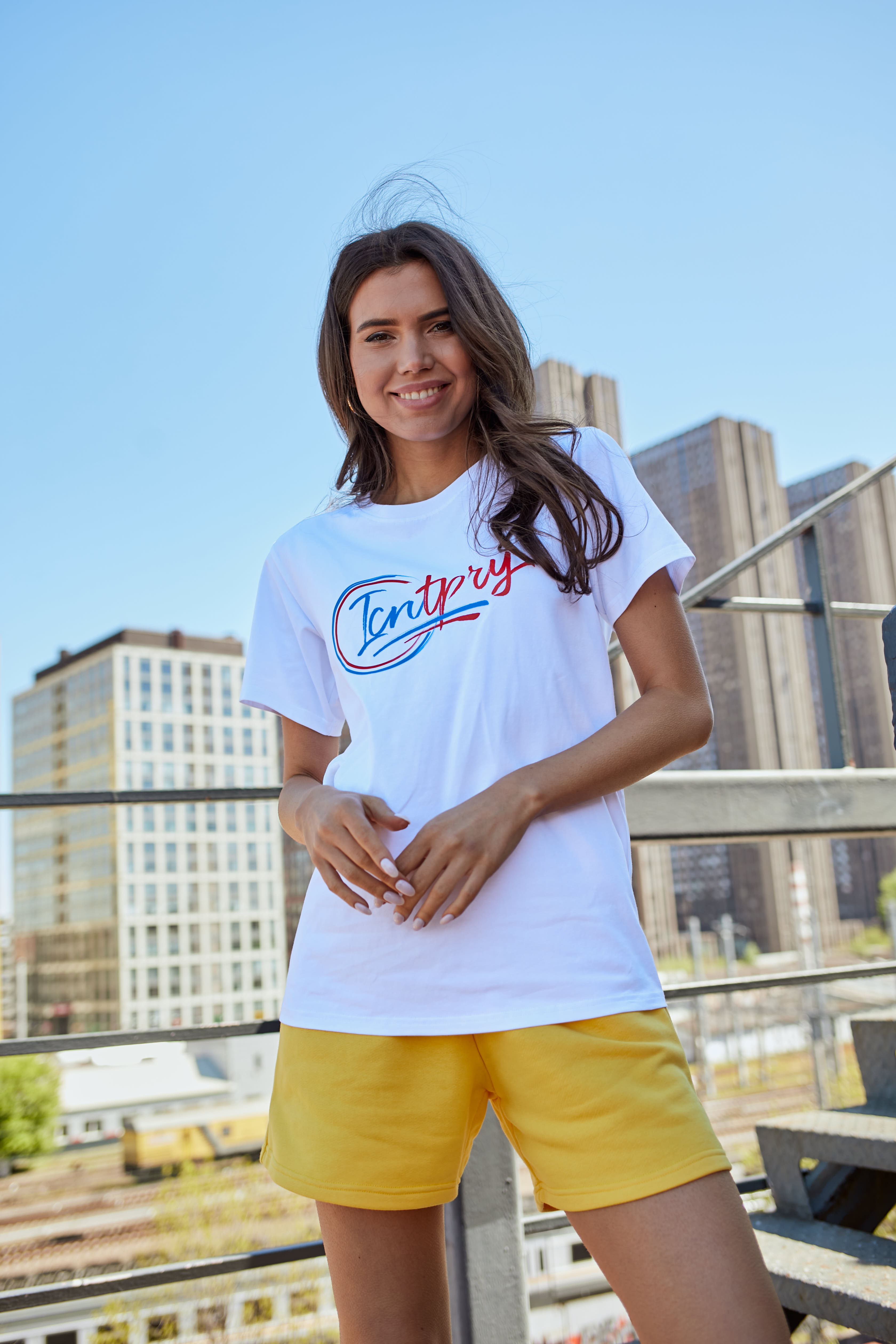 картинка Футболка женская с логотипом белая от магазина ICNTPRY
